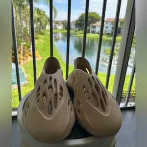 Men’s beige foam runners